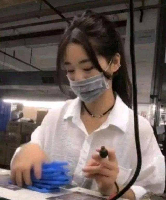 美女戴口罩清纯可爱走红抖音,自称是丑女,网友:摘下口罩我信了