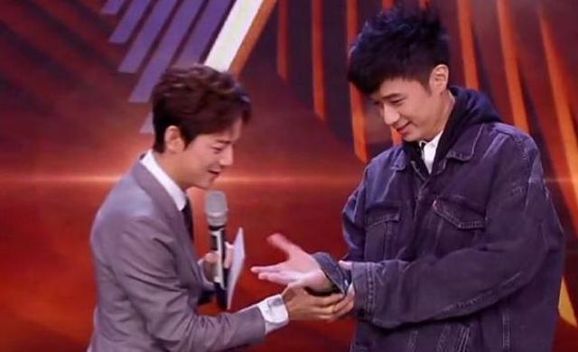 古巨基手上爱出汗,拿何炅当毛巾,网友:是亲朋友