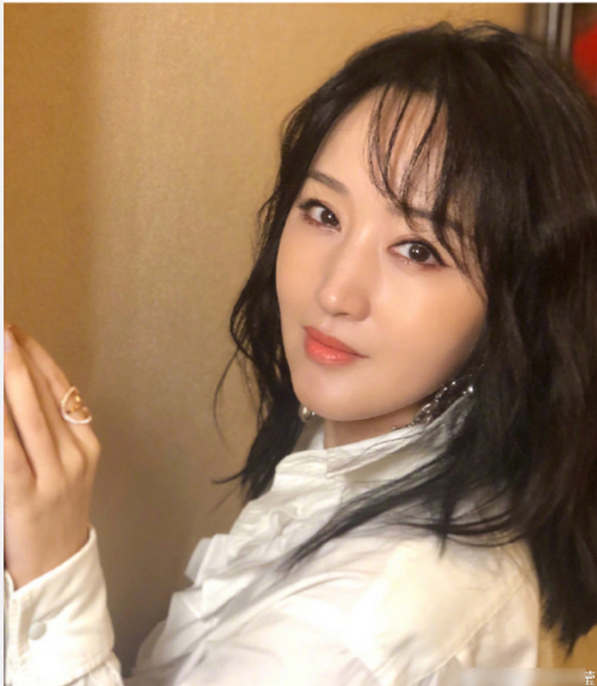 47岁杨钰莹美照 明眸皓齿优雅动人