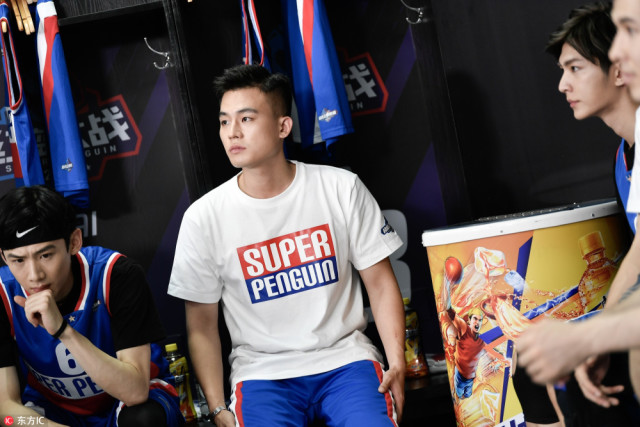组图超级企鹅红蓝大战欧豪登场运球专注