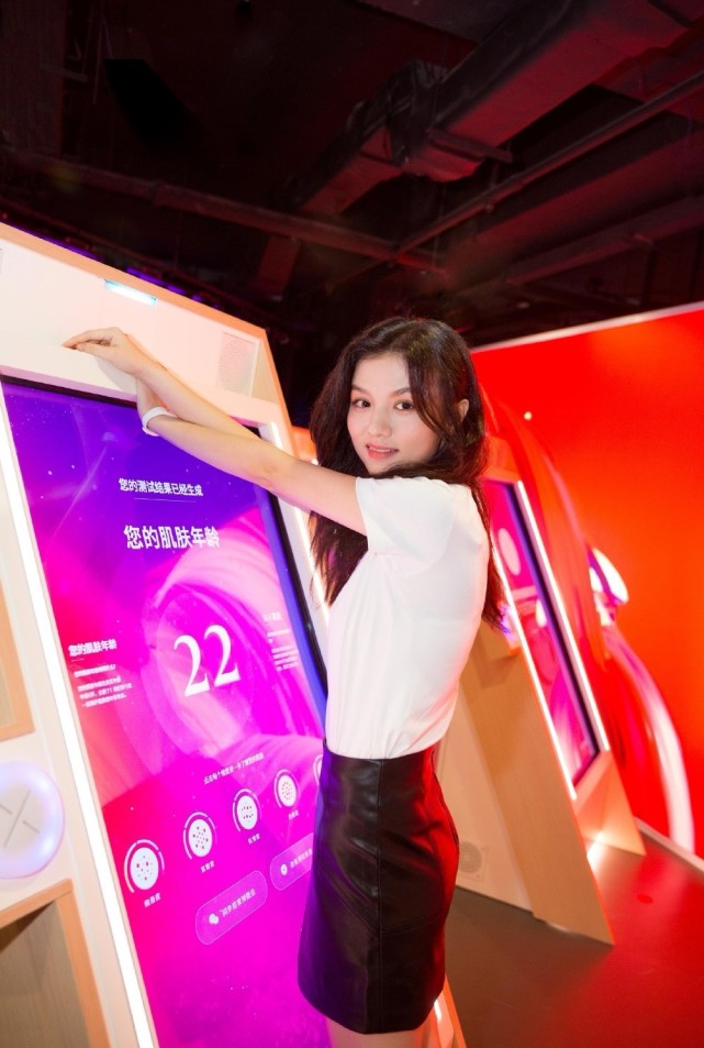 近期,春夏受邀参加护肤品牌sk2的时尚活动,白色的短袖配上黑色的修身a