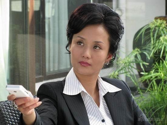 "慕容云海"的妈妈如今已经51岁,气质完全不输温碧霞,赵雅芝
