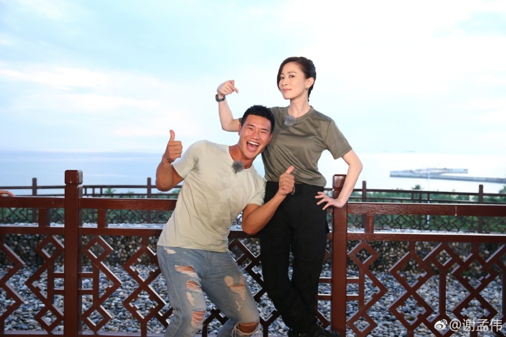 "嘎子"谢孟伟晒了张照片 佘诗曼白到发光王莎莎比巴图还黑