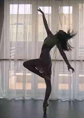 抖音水冰月走红,抬腿瞬间涨粉50w,网友:身材