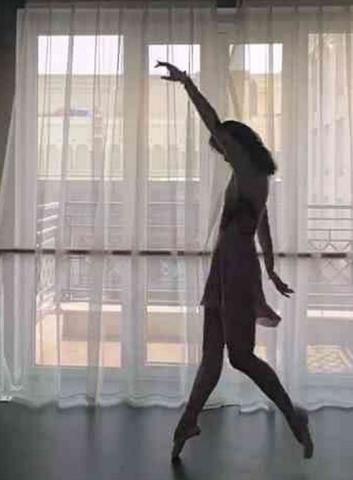 抖音水冰月走红,抬腿瞬间涨粉50w,网友:身材