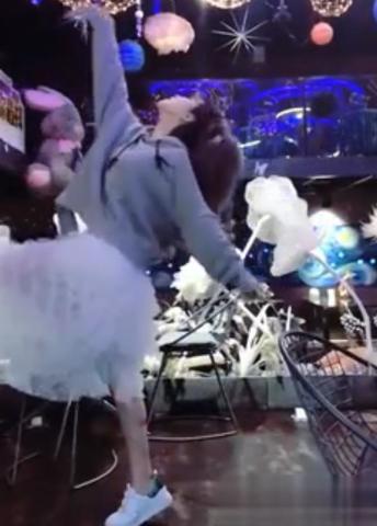 抖音水冰月走红,抬腿瞬间涨粉50w,网友:身材