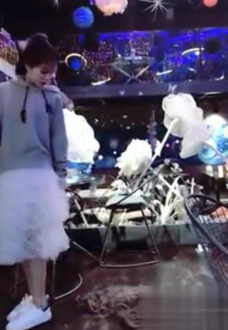 抖音水冰月走红,抬腿瞬间涨粉50w,网友:身材