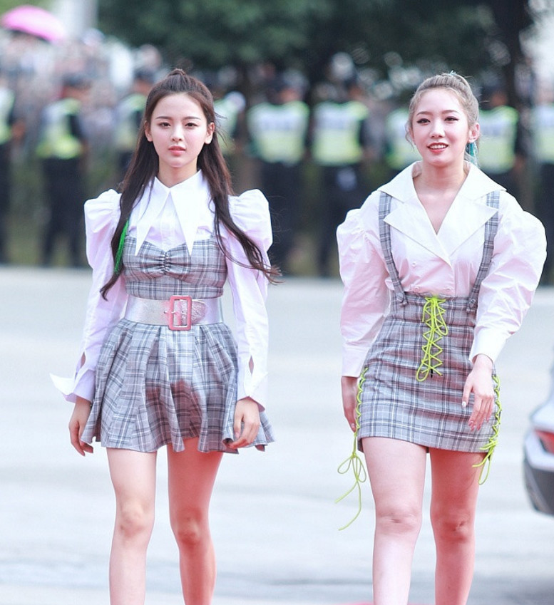 孟美岐和杨超越比美腿 山支大哥腿粗落败 都是