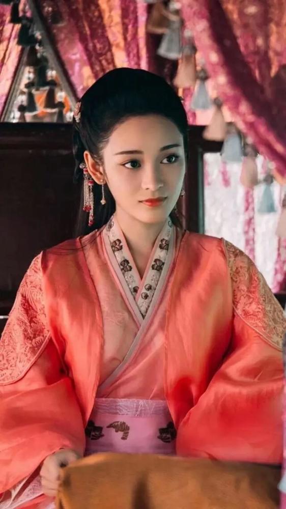 《香蜜沉沉烬如霜》的主演都火了,唯独她没红还被黑