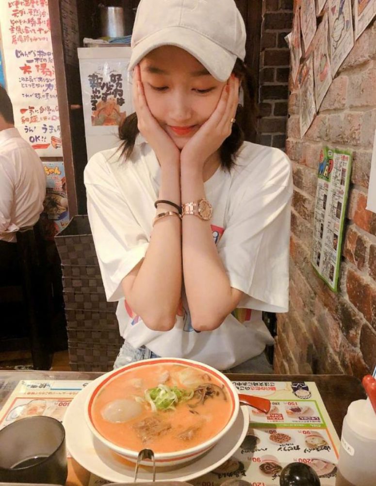 女友生日鹿晗凌晨送祝福不算啥,关晓彤手上戴