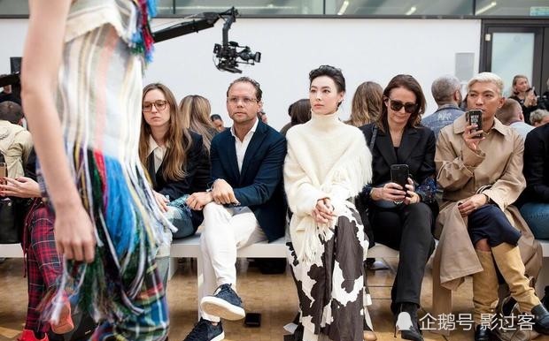 梁洛施复出首亮相,头大身材小画面诙谐,左摇右