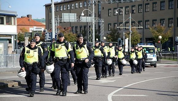 一家三口在瑞典旅游被警察扔到墓地后扬长而去