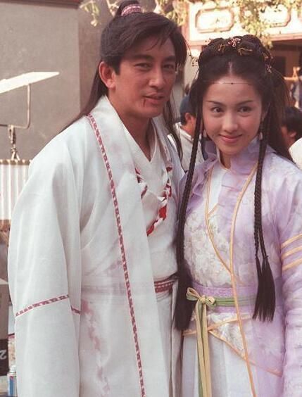 张无忌在感情上,为啥总是优柔寡断?只因他曾被一女伤很深!