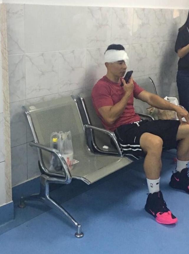 真硬汉!刘畊宏打篮球负伤 眼角流血也要打完比