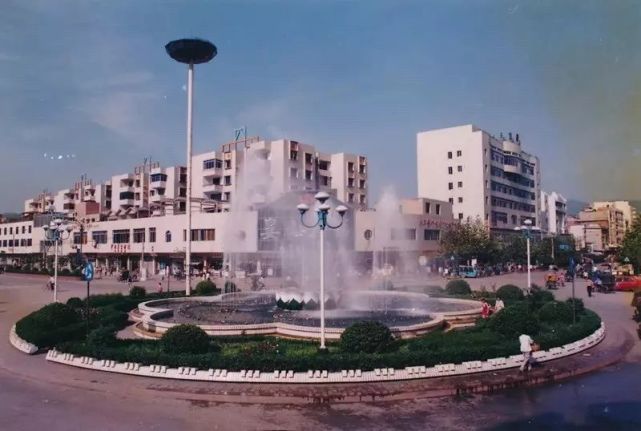 翻看老照片 不禁感慨 桐梓的变化如此之快 从曾经的"火车站转盘" 打开