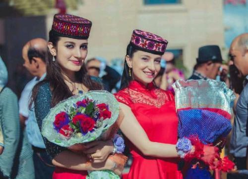 中国唯一白色人种 常被误认为外国人 美女如云却不可与外族通婚