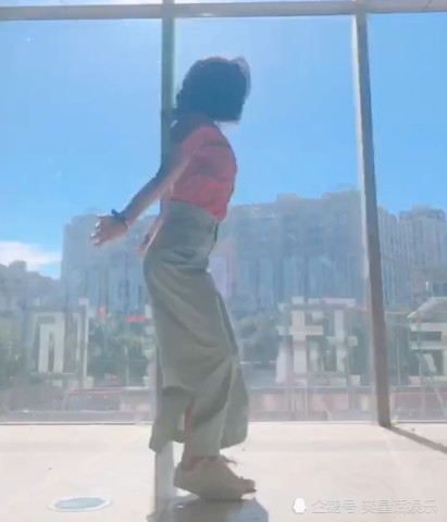 抖音高级版美少女战士变身,小姐姐空中下腰,