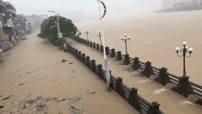 下图,洪水淹没了阳春市区漠阳江二桥附近的观景台.