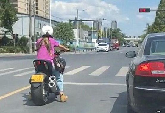 20万杜卡迪大魔鬼摩托车在浙江，车主是一个女骑士，背影超迷人！
