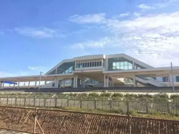 京沈高铁阜新站和乌兰木图站最新照片已经开始绿化工作了