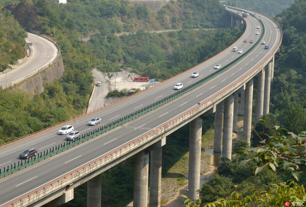 g4215蓉遵高速公路251km 500m段至256km段施工,往赤水方向車道封閉