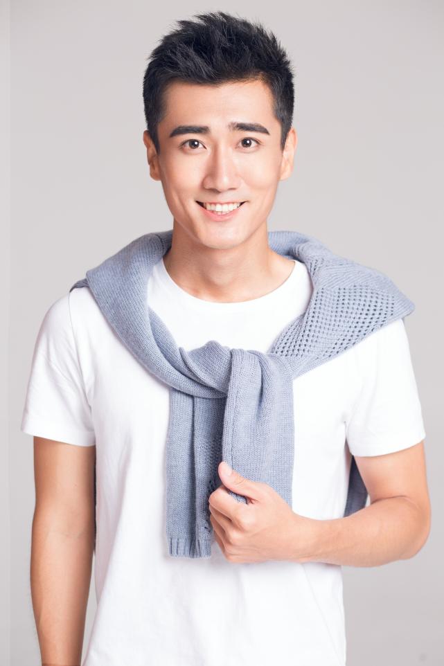 近日,王博一组写真曝光,简单的灰白穿搭,沉稳低调却不失朝气,精心的