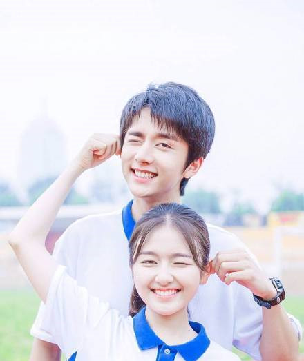 刘昊然和李兰迪一起排队在超市买东西,军训期间受瞩目