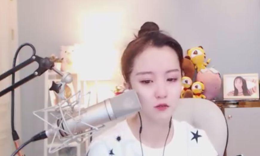 抖音女戴口罩像奶茶妹妹走红,摘掉口罩后终于明白眼睛拯救一张脸