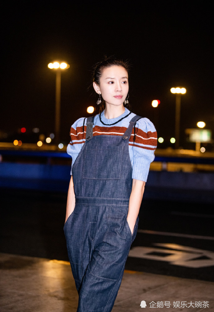 董洁启程米兰时装周 扎丸子头穿牛仔背带裤青