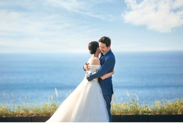 杨烁与老婆王黎雯婚纱照曝光,海边深情相拥甜蜜对视画面超梦幻