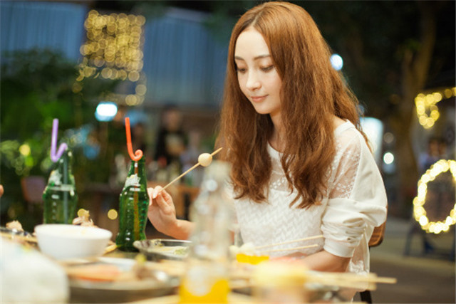 姚笛与未婚夫牵手逛商场,男方对姚笛呵护有加,网友:真可爱!