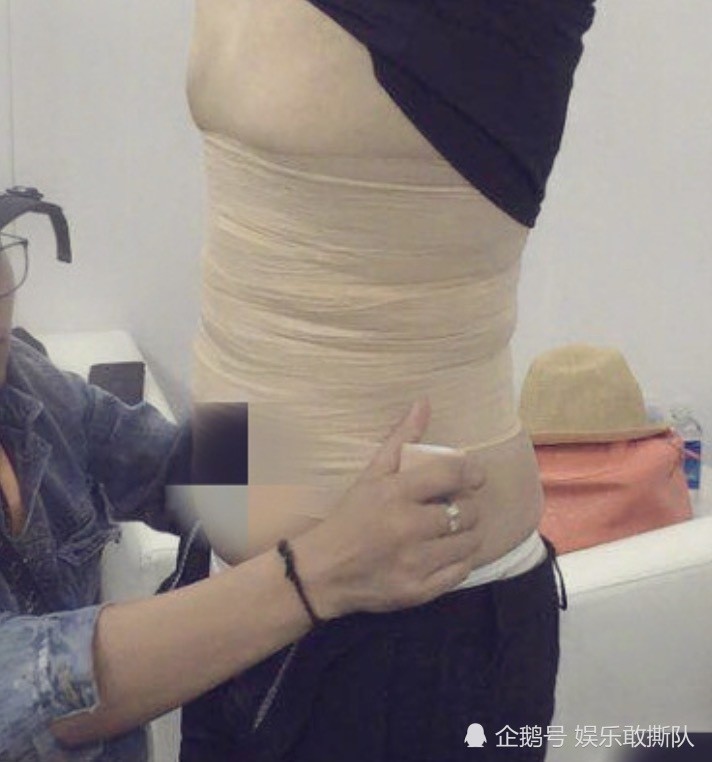 陈志朋穿透视白纱裙走秀,脚踩20厘米高跟鞋,步