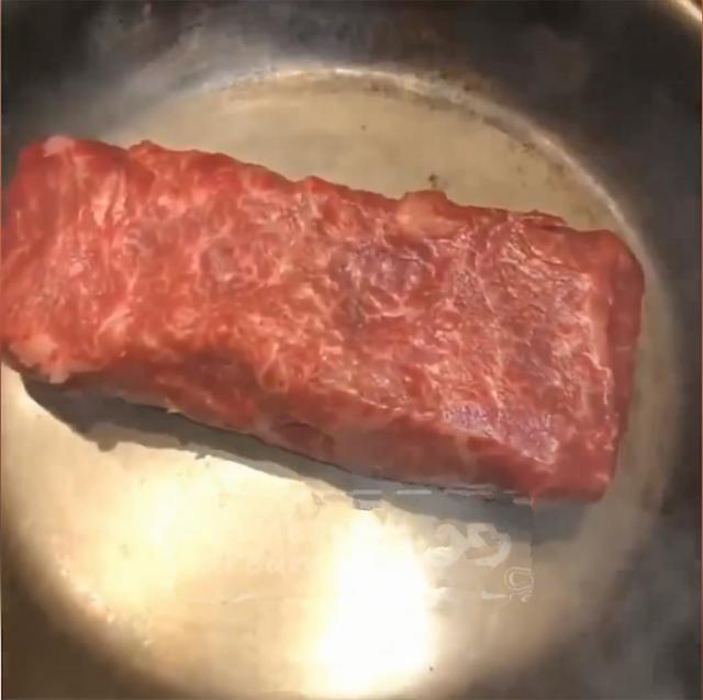 "撒盐哥"的金箔牛肉又火了,烤好后滚上一层金箔,6千元抢着买