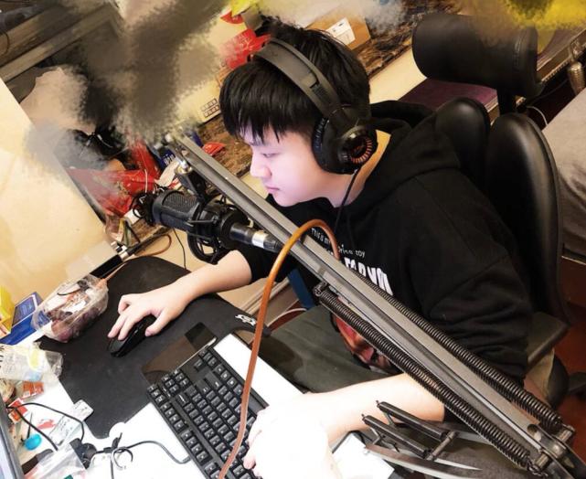 伞兵二号马飞飞准备就绪这次陪他开黑却不再是卢本伟