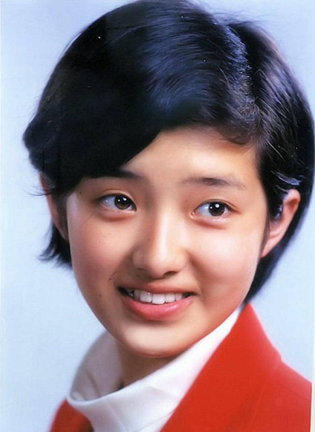 樱花女神山口百惠童年照曝光,不愧是从小美到大的原生态美女!