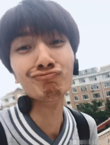 抖音丑帅小哥模仿水冰月变身,下一秒让网友笑