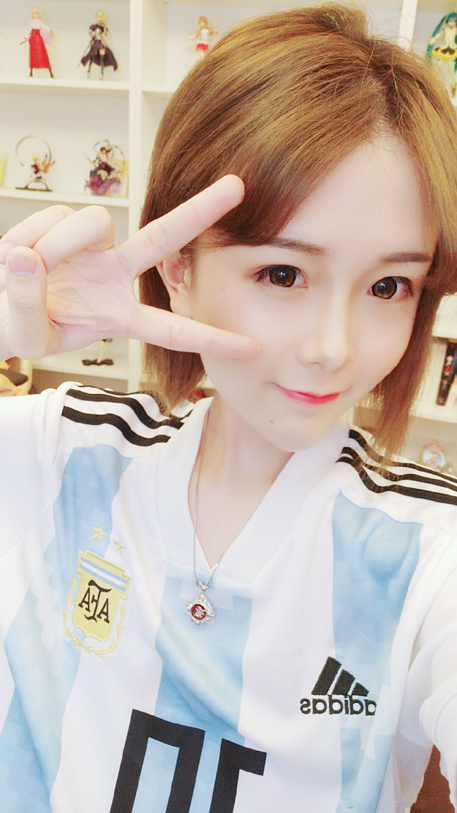 打开腾讯新闻,查看更多图片 >轩墨宝宝最近签约了斗鱼,沉默在直播,在