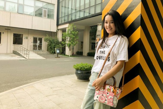 一岁出道,17岁拍了几十部戏,今演戏被骂带资进组,祸及全家!