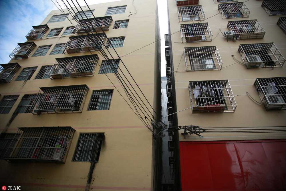 南宁城中村"握手楼""亲嘴楼"密布网友调侃:开窗可递酱油