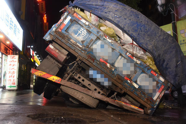 險!鄭州垃圾車壓壞人行道窨井