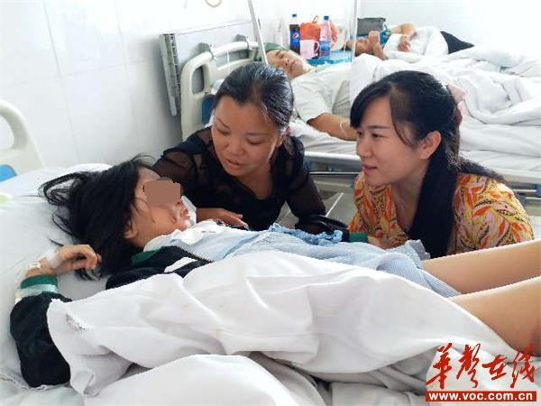 鼓励她安心养伤,早日康复回到校园学习