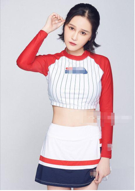 赵本山的女儿球球现身街头,这裤子很个性,只有一条裤腿!