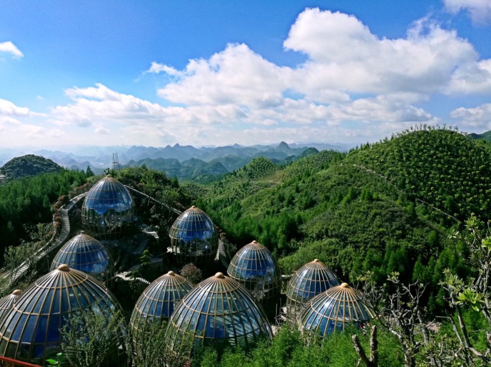 梅花山滑雪場始建於2015年,是西南最大的滑雪場之一,也是距六盤水市區