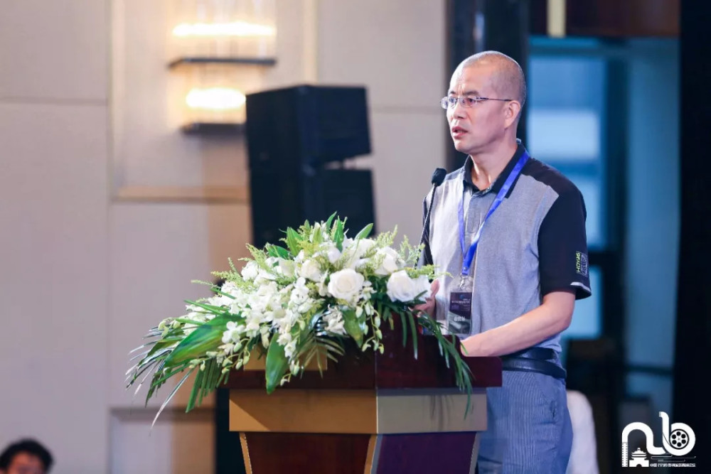 你就做优秀的制片人、导演、演员就行了,不要