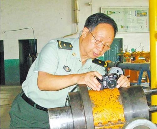 解放军某部向林俊德之墓献花,以这种方式向新增全军挂像英模致敬