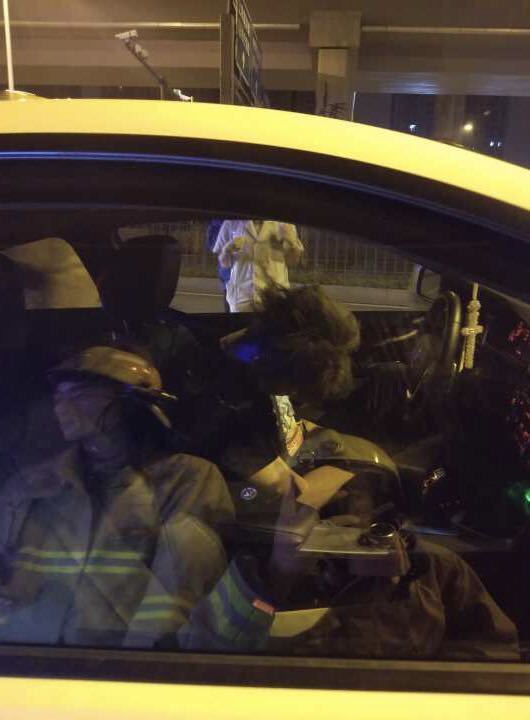 杭州一宝马车凌晨冲进高架绿化带 消防破拆救人
