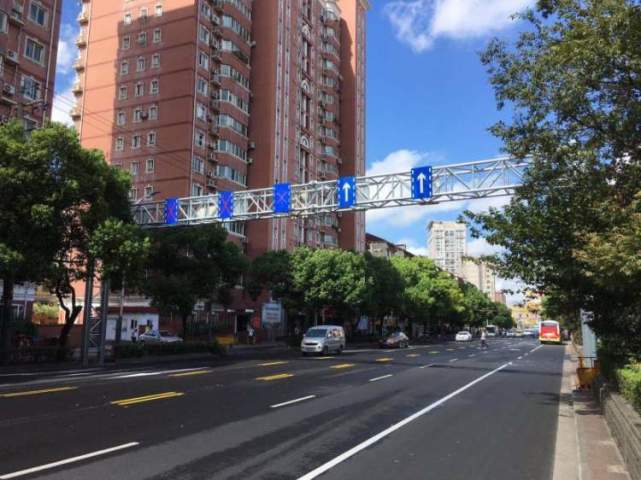 一个月短平快施工为殷高西路增设可变车道11月全市将完成消除50处交通
