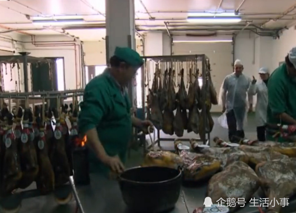 西班牙人制作放置10年的猪腿肉,如今成身份象