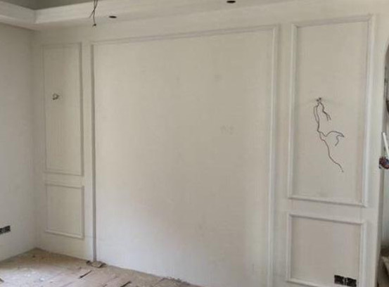 装修做大理石电视墙太过时了,不妨用石膏线绕