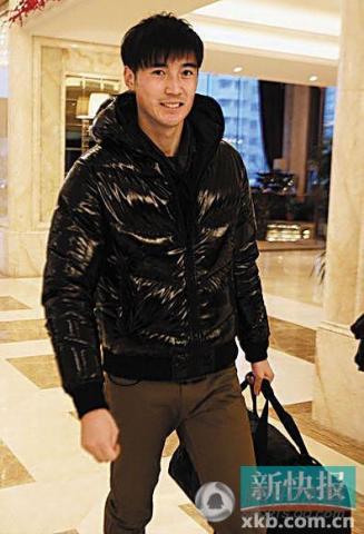 身形高大,"高"自然不在话下,帅,在中超,门神≈男神,霸气总裁"曾诚武"